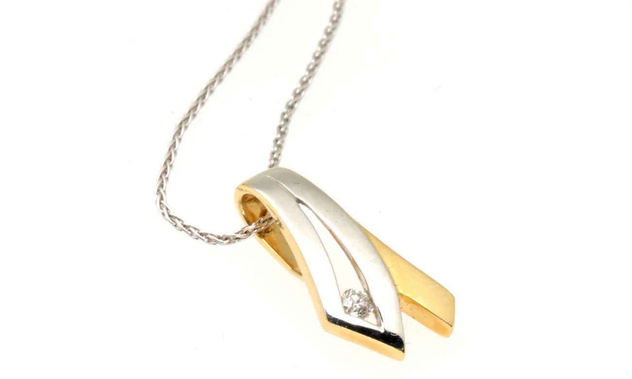 An elegant 18-carat diamond pendant featuring a stunning round brilliant cut diamond set in a delicate gold bezel.
