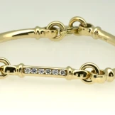 9ct hinged bracelet set with Diamonds